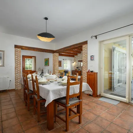 빌라 Lipa For 8 Persons Near Pula With 41 M2 Heated Pool, Beautiful Garden, Sauna & Kids Playground Manjadvorci