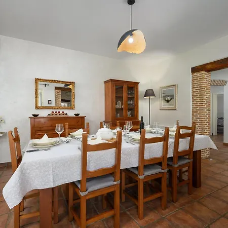 빌라 Lipa For 8 Persons Near Pula With 41 M2 Heated Pool, Beautiful Garden, Sauna & Kids Playground