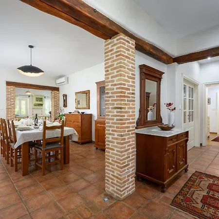 빌라 Lipa For 8 Persons Near Pula With 41 M2 Heated Pool, Beautiful Garden, Sauna & Kids Playground