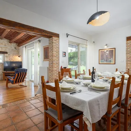 Lipa For 8 Persons Near Pula With 41 M2 Heated Pool, Beautiful Garden, Sauna & Kids Playground Manjadvorci