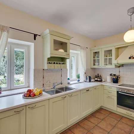 Lipa For 8 Persons Near Pula With 41 M2 Heated Pool, Beautiful Garden, Sauna & Kids Playground 빌라