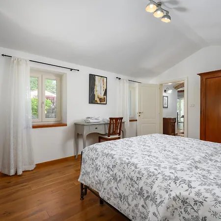 Lipa For 8 Persons Near Pula With 41 M2 Heated Pool, Beautiful Garden, Sauna & Kids Playground 빌라