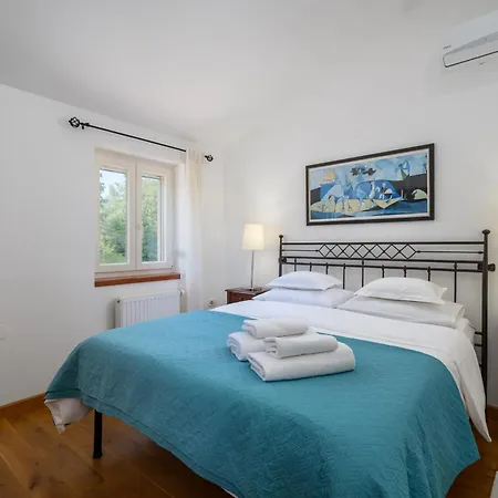 Lipa For 8 Persons Near Pula With 41 M2 Heated Pool, Beautiful Garden, Sauna & Kids Playground 빌라