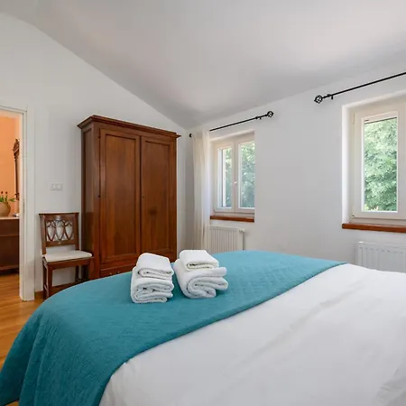 빌라 Lipa For 8 Persons Near Pula With 41 M2 Heated Pool, Beautiful Garden, Sauna & Kids Playground *