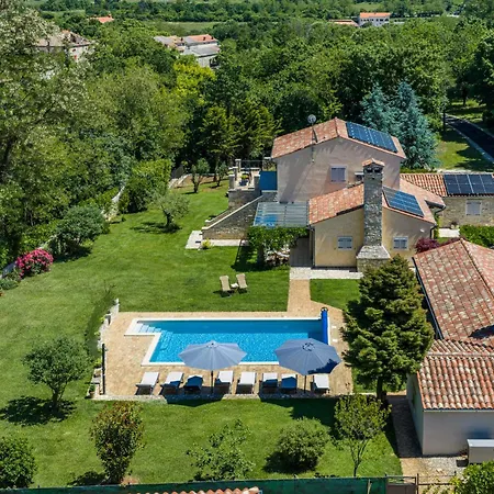 빌라 Lipa For 8 Persons Near Pula With 41 M2 Heated Pool, Beautiful Garden, Sauna & Kids Playground