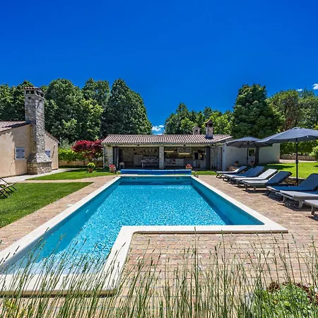 Lipa For 8 Persons Near Pula With 41 M2 Heated Pool, Beautiful Garden, Sauna & Kids Playground Manjadvorci