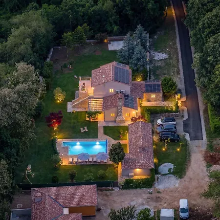 Lipa For 8 Persons Near Pula With 41 M2 Heated Pool, Beautiful Garden, Sauna & Kids Playground 빌라