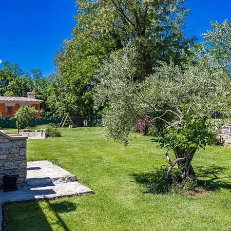 Lipa For 8 Persons Near Pula With 41 M2 Heated Pool, Beautiful Garden, Sauna & Kids Playground Manjadvorci